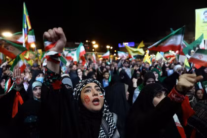 Người dân hô khẩu hiệu trong một cuộc tuần hành ở Tehran, Iran ngày 6/5. Ảnh: Reuters.