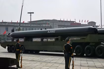 Cuộc duyệt binh của quân đội Trung Quốc năm ngoái đã trưng bày 2 tàu ngầm không người lái dài gần 20 mét, làm dấy lên lo ngại trong giới chuyên gia quốc phòng Mỹ. Ảnh: AFP.