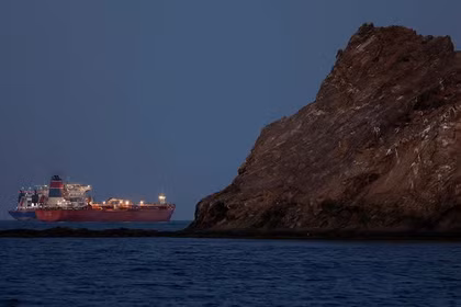 Một con tàu chở hàng di chuyển qua eo biển Hormuz. Ảnh: Reuters.