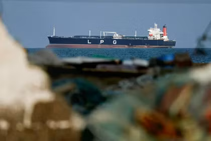Một tàu chở khí dầu mỏ hóa lỏng đang neo đậu gần eo biển Hormuz, nơi gần như hoàn toàn bị đóng cửa đối với giao thông hàng hải trong bối cảnh chiến tranh Mỹ-Israel chống Iran. Ảnh: Reuters.