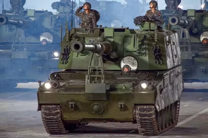 Pháo tự hành Juche-107 155 mm của Triều Tiên. Ảnh: mW.