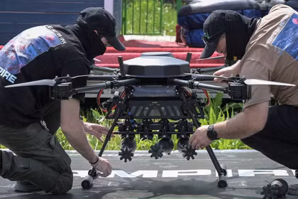 Các thành viên tham gia cuộc thi Wild Drones kiểm tra một máy bay không người lái chiến đấu hạng nặng Vampire trước cuộc đua tại thị trấn Truskavets, vùng Lviv, Ukraine, ngày 20/5. Ảnh: Reuters.