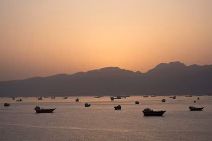 Tàu thuyền tại eo biển Hormuz, Musandam, Oman ngày 1/5. Ảnh: Reuters.