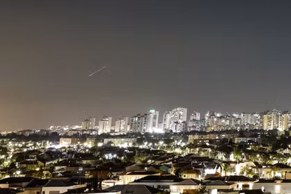 Một vệt sáng chiếu rọi bầu trời trong cuộc tấn công tên lửa từ Iran nhằm vào Israel, được nhìn thấy từ Ashkelon, Israel, ngày 7/6. Ảnh: Reuters.