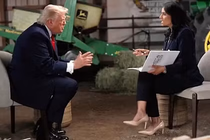 Tổng thống Mỹ Donald Trump trò chuyện với người dẫn chương trình "Meet the Press" Kristen Welker trong một cuộc phỏng vấn vào ngày 6/6. Ảnh: NBC.