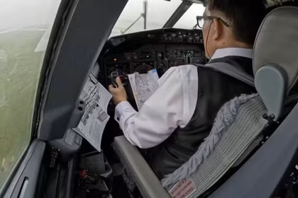 Quốc vương Thái Lan Maha Vajiralongkorn trong buồng lái máy bay. Ảnh: Văn phòng Hoàng gia Thái Lan.