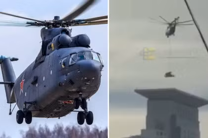 Máy bay trực thăng Mi-26 và vị trí đặt hệ thống Pantsir-SMD-E trên nóc nhà ở Moscow, Nga. Ảnh: MW.