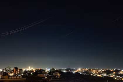 Khoảnh khắc tên lửa Iran bay trên bầu trời Israel