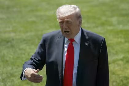 Tổng thống Mỹ Donald Trump phát biểu trước báo chí trước khi rời Nhà Trắng đến Florida vào ngày 1/5. Ảnh: Anadolu.