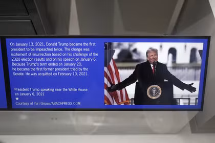 Hình ảnh Tổng thống Mỹ Donald Trump liên quan đến lần luận tội thứ hai của ông được trưng bày tại Bảo tàng Lịch sử Quốc gia Smithsonian ở Washington, D.C., Mỹ, ngày 25/7. Ảnh: Reuters.