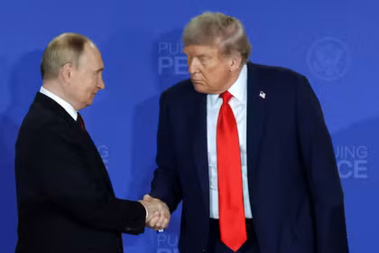 Tổng thống Mỹ Donald Trump và Tổng thống Nga Vladimir Putin bắt tay trong cuộc họp báo sau cuộc gặp đàm phán chấm dứt chiến tranh ở Ukraine, tại căn cứ liên hợp Elmendorf-Richardson ở Anchorage, Alaska, Mỹ, ngày 15/8. Ảnh: Reuters.