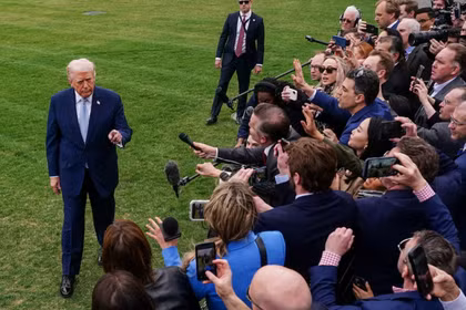 Tổng thống Mỹ Donald Trump phát biểu trước giới truyền thông khi rời Nhà Trắng đến Florida, tại Washington, D.C., Mỹ, ngày 20/3. Ảnh: Reuters.