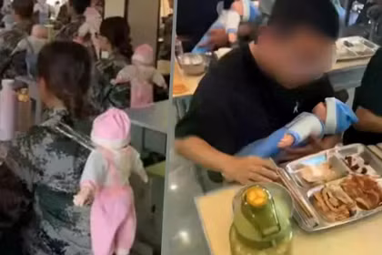 Một trường học đặc biệt dành cho thanh thiếu niên nổi loạn ở tỉnh Giang Tô yêu cầu học sinh mang theo búp bê em bé để rèn luyện ý thức trách nhiệm làm cha mẹ. Ảnh: SCMP.