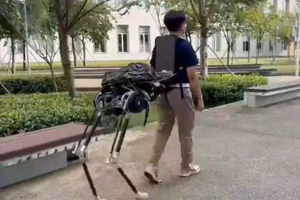 Thiết bị robot có thể đeo được này có thể giúp con người vượt qua giới hạn thể chất của họ khi đi bộ và mang vác vật nặng trong môi trường khắc nghiệt. Ảnh: SCMP.