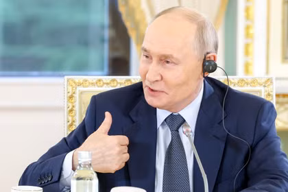 Tổng thống Nga Vladimir Putin trả lời câu hỏi của các lãnh đạo hãng thông tấn quốc tế tại St. Petersburg, Nga, ngày 4/6. Ảnh: Sputnik.