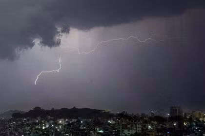 Việc theo dõi các tia sét có thể giúp dự đoán lũ quét hoặc sạt lở đất. Ảnh: EPA.