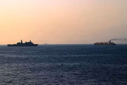 Lực lượng Mỹ tuần tra Biển Arab gần tàu M/V Touska, sau khi tàu mang cờ Iran này cố gắng vượt qua vòng phong tỏa hải quân của Mỹ hôm 20/4. Ảnh: Hải quân Mỹ.