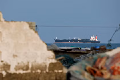 Một tàu chở khí đang neo đậu do giao thông giảm ở eo biển Hormuz trong bối cảnh xung đột giữa Mỹ và Israel với Iran, tại Shinas, Oman ngày 11/3. Ảnh: Reuters.