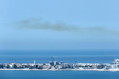Khói vẫn còn vương trên bầu trời sau những tiếng nổ lớn ở Doha, Qatar, hôm 28/2. Ảnh: Reuters.