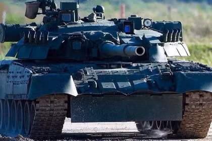 Xe tăng chiến đấu chủ lực T-80 của Nga. Ảnh: MW.