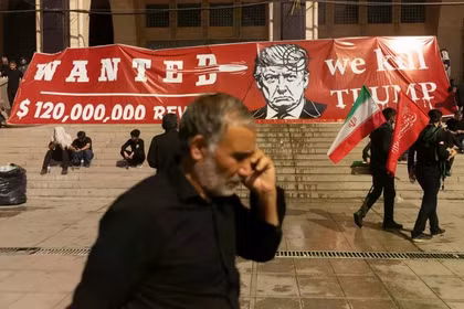 Một biểu ngữ ở Tehran có ảnh ông Donald Trump trong lễ tang của Lãnh tụ tối cao Ayatollah Ali Khamenei, ngày 5/7. Ảnh: Getty.