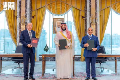 Tổng thống Thổ Nhĩ Kỳ Tayyip Erdogan, Thái tử Arab Saudi Mohammed bin Salman và Thủ tướng Pakistan Shehbaz Sharif chụp ảnh sau khi ký kết thỏa thuận quốc phòng chung tại Mecca, Arab Saudi, ngày 7/8. Ảnh: Reuters.