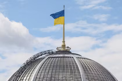 Lá cờ Ukraine tung bay trên tòa nhà Quốc hội, tại Kiev, Ukraine, ngày 24/8/2025. ảnh: Reuters.