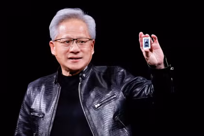 CEO Nvidia Jensen Huang giới thiệu GPU RTX Spark trong bài phát biểu quan trọng bên lề triển lãm thương mại Computex, ngày 1/6. Ảnh: Reuters.