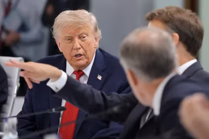 Tổng thống Mỹ Donald Trump quan sát khi ông đến tham dự phiên làm việc với các nhà lãnh đạo G7 và các đối tác về thúc đẩy tăng trưởng kinh tế, trong khuôn khổ Hội nghị thượng đỉnh G7 tại Evian-les-Bains, Pháp, ngày 17/6. Ảnh: Reuters.