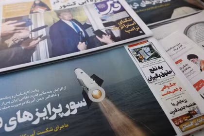 Một tờ báo Iran với ảnh bìa là hình một quả tên lửa được chụp tại Tehran, Iran ngày 19/2. Ảnh: Reuters.