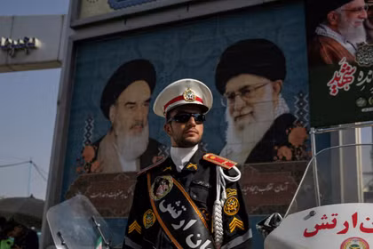 Một sĩ quan cảnh sát đứng gác tại lối vào Đại điện thờ Imam Khomeini, nơi diễn ra lễ tiễn biệt Lãnh tụ tối cao Ayatollah Ali Khamenei, người đã thiệt mạng trong các cuộc không kích của Israel và Mỹ vào ngày 28/2, tại Tehran, Iran ngày 3/7. Ảnh: Reuters.