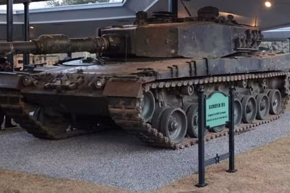 Xe tăng Leopard 2A4 của Ukraine được trưng bày tại Triều Tiên. Ảnh: MW.