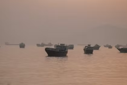 Hình ảnh các tàu neo đậu tại eo biển Hormuz nhìn từ Musandam, Oman, ngày 3/6. Ảnh: Reuters.