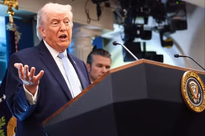 Tổng thống Donald Trump phát biểu trong một cuộc họp báo tại Phòng họp báo James S. Brady ở Nhà Trắng hôm 6/4. Ảnh: Reuters.