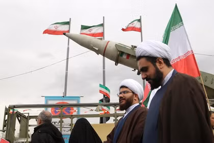 Các tên lửa được trưng bày trong một cuộc duyệt binh ở Tehran, Iran, ngày 11/2. Ảnh: Getty.