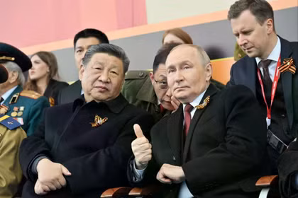 Chủ tịch Trung Quốc Tập Cận Bình và Tổng thống Nga Vladimir Putin, chụp ảnh tại lễ duyệt binh Ngày Chiến thắng năm ngoái ở Moscow. Ảnh: EPA.