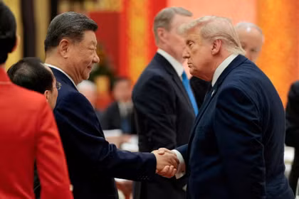 Chủ tịch Trung Quốc Tập Cận Bình và Tổng thống Mỹ Donald Trump bắt tay tại buổi tiệc chiêu đãi cấp nhà nước ở Đại lễ đường Nhân dân tại Bắc Kinh, Trung Quốc, ngày 14/5. Ảnh: Reuters.
