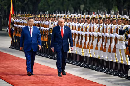 Tổng thống Mỹ Donald Trump duyệt binh cùng Chủ tịch Trung Hoa Tập Cận Bình tại Bắc Kinh, Trung Quốc, ngày 14/5. Ảnh: Reuters.