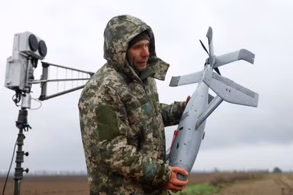 Binh sĩ Ukraine mang theo UAV đánh chặn AS3, một phần của hệ thống chống UAV mô-đun MEROPS do Mỹ sản xuất, sử dụng AI, trong một cuộc huấn luyện tại một địa điểm không được tiết lộ, ngày 10/4. Ảnh: Reuters.