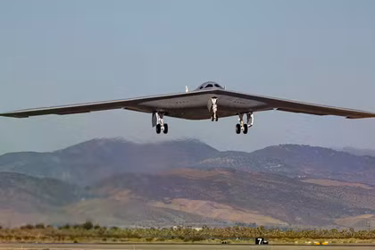 Chiếc máy bay thử nghiệm B-21 Raider thứ hai cất cánh vào ngày 11/9/2025 từ Palmdale, California, để tham gia chiến dịch thử nghiệm bay của Không quân Mỹ. Ảnh: Getty.