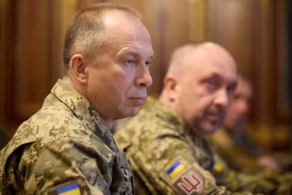 Tổng tư lệnh các lực lượng vũ trang Ukraine, tướng Oleksandr Syrskyi, tham dự cuộc gặp với Tổng thống Ukraine Volodymyr Zelensky tại Kiev, Ukraine ngày 10/2/2024. Ảnh: Reuters.