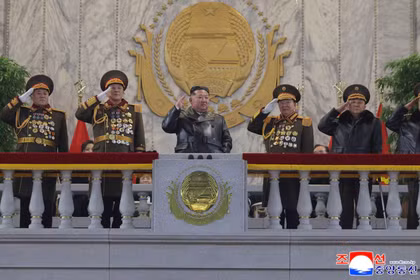 Lãnh đạo Triều Tiên Kim Jong-un tham dự lễ duyệt binh kỷ niệm Đại hội lần thứ 9 của Đảng Lao động Triều Tiên tại Bình Nhưỡng, Triều Tiên ngày 25/2. Ảnh: Reuters.