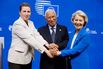 Thủ tướng Đan Mạch Mette Frederiksen, Chủ tịch Hội đồng châu Âu Antonio Costa và Chủ tịch Ủy ban châu Âu Ursula von der Leyen tổ chức họp báo trong khuôn khổ hội nghị thượng đỉnh các nhà lãnh đạo Liên minh châu Âu, tại Brussels, Bỉ ngày 19/12. Ảnh: Reuters.