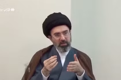 Một hình ảnh tĩnh từ đoạn phim lưu trữ không ghi ngày tháng được truyền thông Iran công bố vào ngày 24/8, cho thấy ông Mojtaba Khamenei tham dự một cuộc họp trước khi ông đảm nhận vai trò Lãnh tụ tối cao của Iran. Ảnh: Reuters.