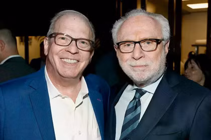 Michael Glantz và Wolf Blitzer tham dự tiệc khai mạc của CAA, trước sự kiện dạ tiệc dành cho các phóng viên Nhà Trắng tại nhà hàng La Grande Boucherie ở Washington, D.C., vào ngày 26/4. Ảnh: Getty.