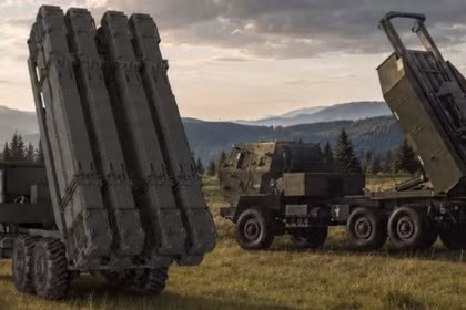 HIMARS FLEX ở cấu hình tên lửa (trái) và tên lửa đẩy. Ảnh: MW.
