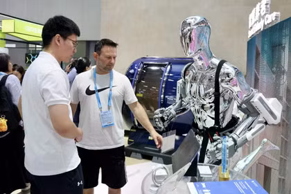 Một người mua hàng đang xem xét các thiết bị chăm sóc sức khỏe thông minh được trưng bày tại Hội chợ Canton ở Quảng Châu. Ảnh: Xinhua.