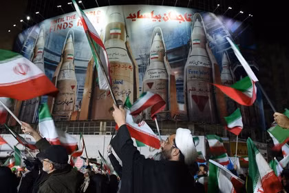 Các giáo sĩ cầm cờ Iran trong một cuộc mít tinh ở Tehran, Iran, ngày 17/3. Ảnh: Getty.