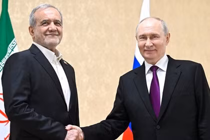 Tổng thống Nga Vladimir Putin bắt tay với người đồng cấp Iran, Masoud Pezeshkian, trước cuộc gặp tại Turkmenbashi, Turkmenistan, ngày 8/10. Ảnh: Sputnik.