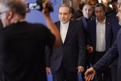 Ngoại trưởng Iran Abbas Araqchi tham dự cuộc họp bốn bên giữa Mỹ, Iran, Pakistan và Qatar tại Hội nghị thượng đỉnh Hồ Lucerne ở Thụy Sĩ, ngày 21/6. Ảnh: Reuters.